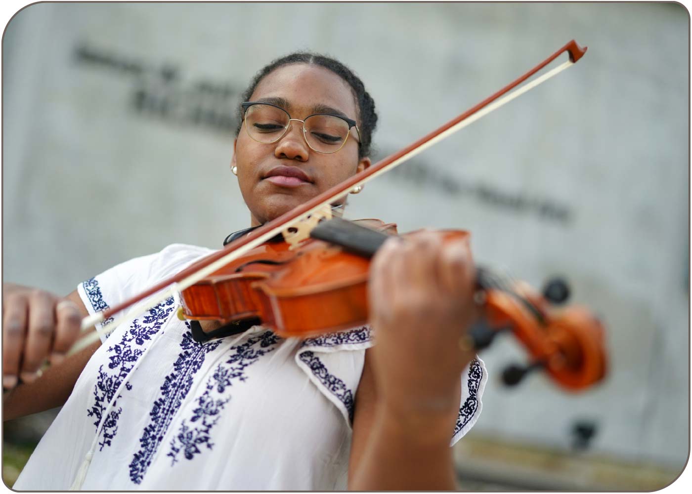 young violin performer from WMU